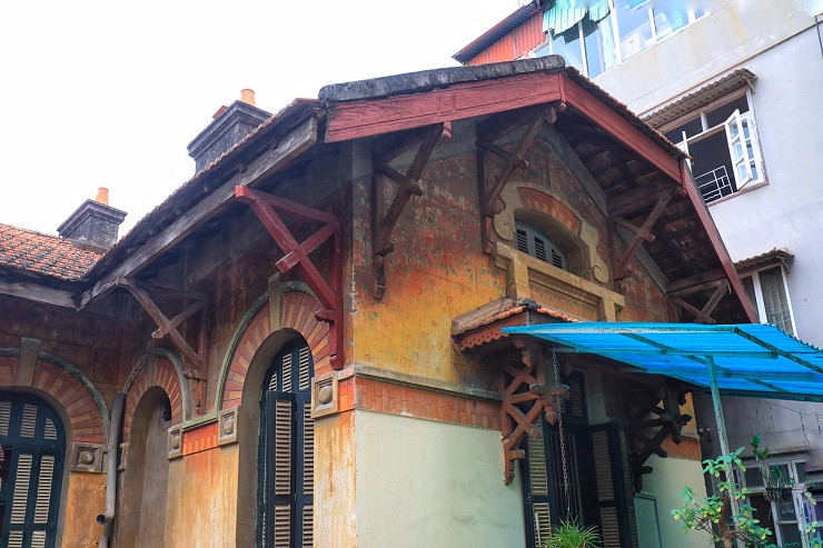 Từng xuất hiện trên bộ phim truyền hình nổi tiếng “Mùa lá rụng trong vườn” được công chiếu vào năm 2001; từng là điểm đến check-in nổi tiếng của giới trẻ khi một phần của căn nhà được sử dụng là quán cà phê sân vườn… nhưng ít ai biết được, lịch sử xây dựng đặc biệt của căn nhà này.