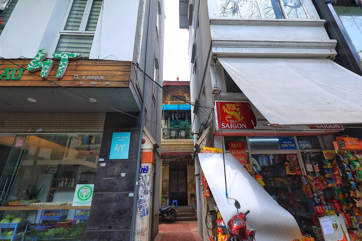 Hai mặt tiền gồm cổng chính nằm trên đường Quán Thánh và cổng phụ phía sau ngôi nhà hướng ra hồ Trúc Bạch được sử dụng để kinh doanh.