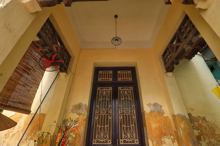 Do mong muốn có không gian sinh hoạt riêng, các thành viên trong gia đình chia mảnh đất thành nhiều phần, kết cấu căn nhà vì thế cũng có nhiều thay đổi.