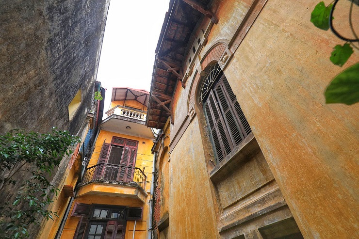 Được biết, nếu tính theo giá thị trường, mỗi m2 đất mặt đường Quán Thánh có giá trị khoảng 500 - 600 triệu đồng/ m2. Như vậy, nếu cộng gộp tổng diện tích, giá trị của căn biệt thự này có thể được định giá vào khoảng 600 tỷ đồng.