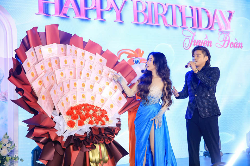 Sao nam tặng vợ quà siêu khủng là 89 cuốn sổ đỏ Sao nam tang vo qua sieu khung la 89 cuon so do