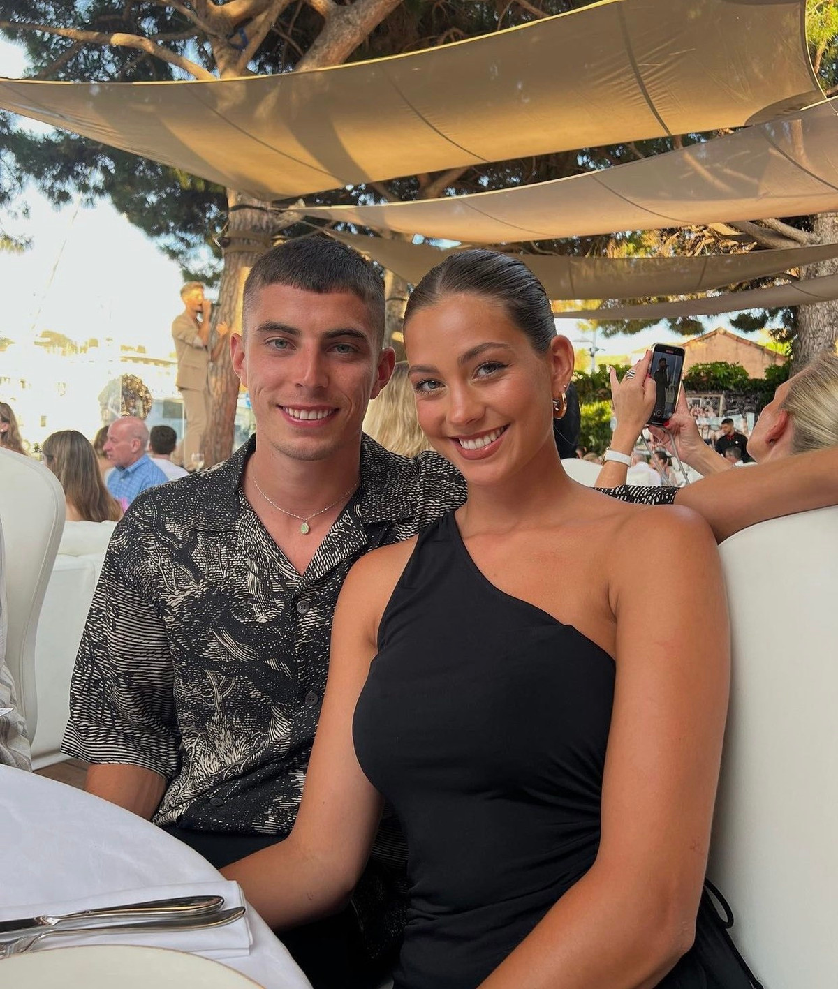 Kai và Sofia là bạn thân từ nhỏ, họ sống chung trong một khu phố. Từ tình bạn, họ phát triển dần thành tình yêu. Năm 2018, cặp đôi chính thức ở bên nhau.