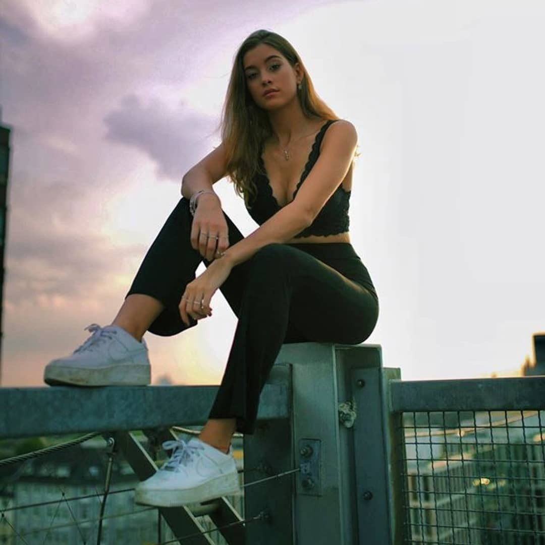 Nhờ lợi thế hình thể, cùng chiều cao 1m70, hiện bóng hồng của Kai là người mẫu có tiếng trong làng thời trang.