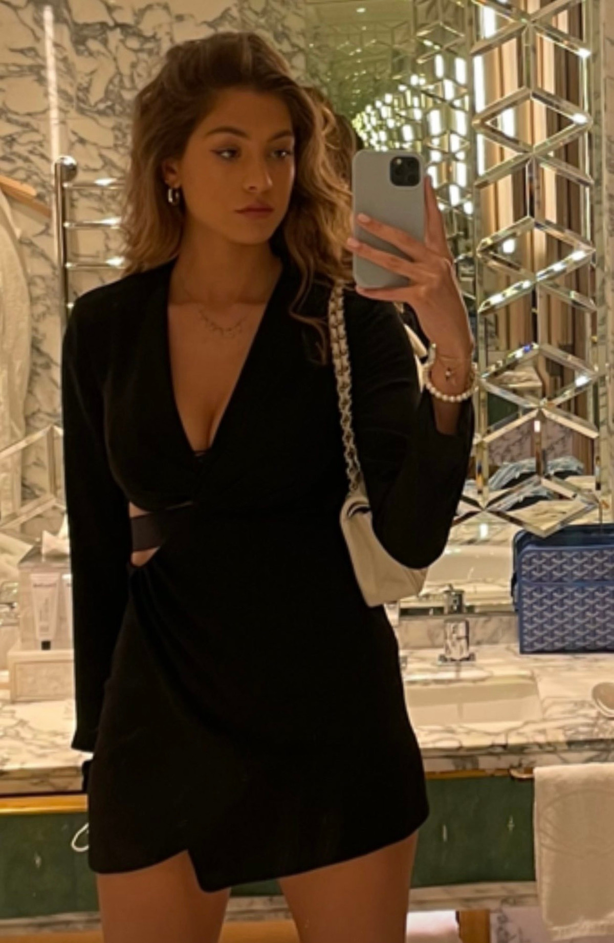 Sofia Weber sinh ngày 28 tháng 3 năm 1999, cô nàng sinh ra và lớn lên tại Đức. Hiện tại, người đẹp chuyển đến London sinh sống cùng bạn trai.