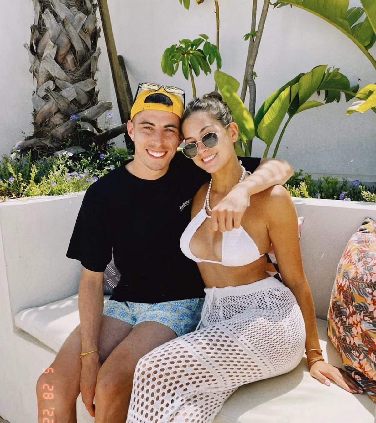 Kai Havertz khá kín tiếng về đời tư, anh hiếm khi chia sẻ cuộc sống cá nhân trên mạng xã hội. Nhưng trong vài lần hiếm hoi, anh không ngần ngại đăng hình chúc mừng sinh nhật hay kỷ niệm bên bạn gái - Sofia Weber.