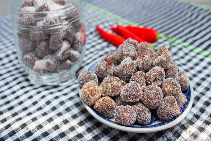 Me tươi là thứ gia vị đặc biệt không thể thiếu trong các món canh chua, còn me chín thường được chế biến làm nước giải khát hay làm mứt, ô mai.