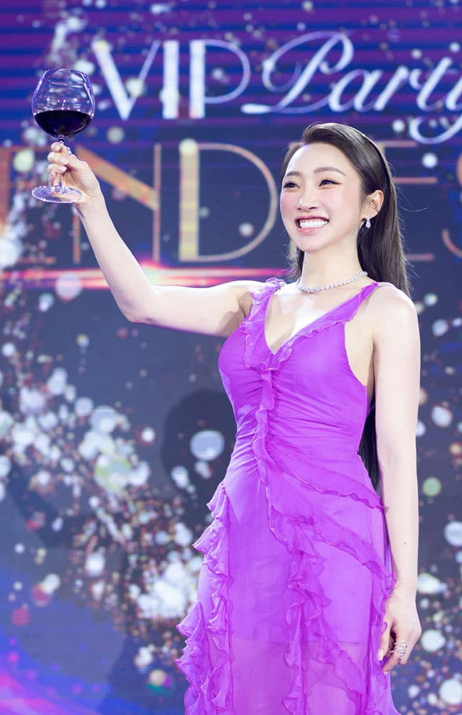 Cô nổi tiếng là người chăm chỉ làm đẹp, chăm sóc bản thân kỹ lưỡng.