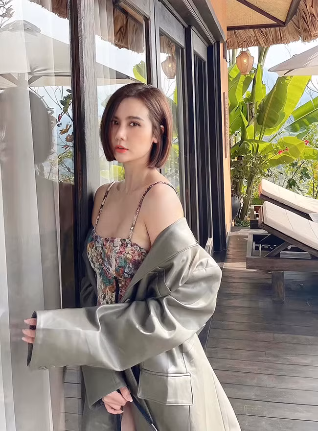 Nhan sắc của bà mẹ một con được khen lão hoá ngược, ngày càng xinh đẹp và trẻ trung.