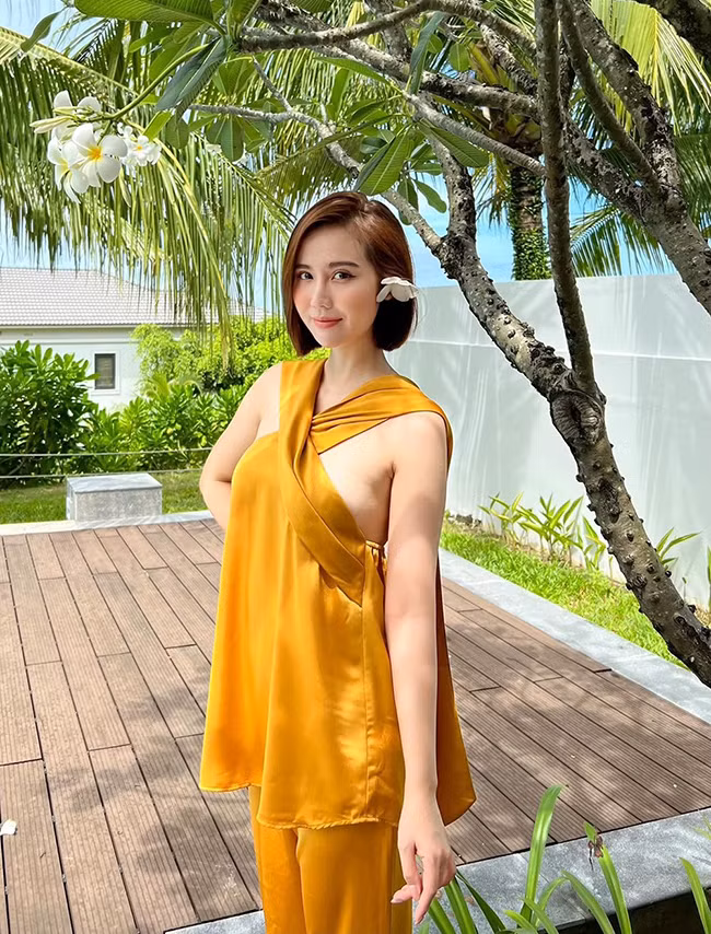 Huyền Lizzie đã bước sang tuổi 32 và đã là mẹ 1 con nhưng cô vẫn duy trì được sắc vóc nuột nà.