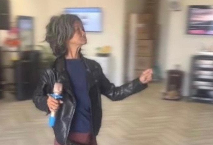 Ca si Kim Ngan xuat hien voi ve ngoai tieu tuy, gay di trong thay-Hinh-5