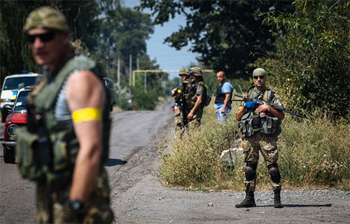 Lính Ukraine đứng canh gác ở một điểm chốt gần Ilovaiskaya.