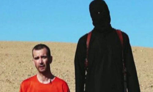 Hình ảnh vụ hành quyết con tin người Anh David Haines được cắt ra từ đoạn video do IS tung lên mạng.