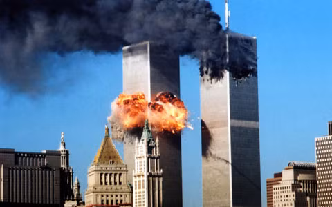Tháp đôi Tòa nhà Thương mại Thế giới bốc cháy ngùn ngụt sau khi bị tấn công khủng bố ngày 11/9/2001.