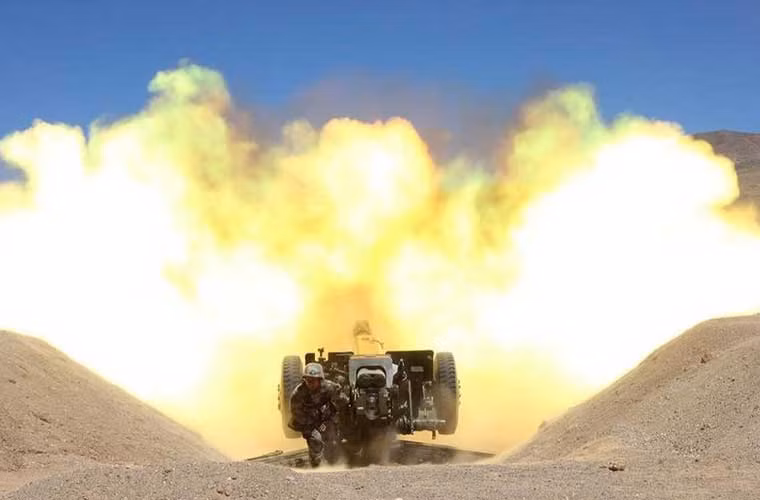 Quầng lửa “khủng” được tạo ra sau khi khẩu lựu pháo Type 85 122m thuộc đơn vị Quân đội Trung Quốc khai hỏa. Type 85 là thiết kế sao chép lựu pháo D30 122mm của Liên Xô, Việt Nam cũng có dùng loại này.