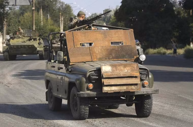 Chiếc Uaz 469 huyền thoại được quân ly khai miền đông Ukraine “độ” tấm thép che trước động cơ và kính xe, lắp thêm đại liên 12,7mm biến nó thành xe thiết giáp.