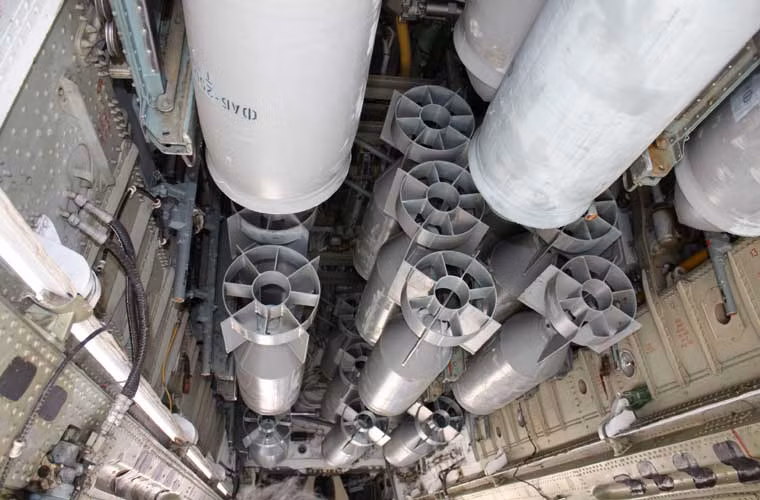 Khoang vũ khí trên máy bay ném bom chiến lược Tu-22M3 của Không quân Nga chi chít các loại bom – những vũ khí hủy diệt khủng khiếp.