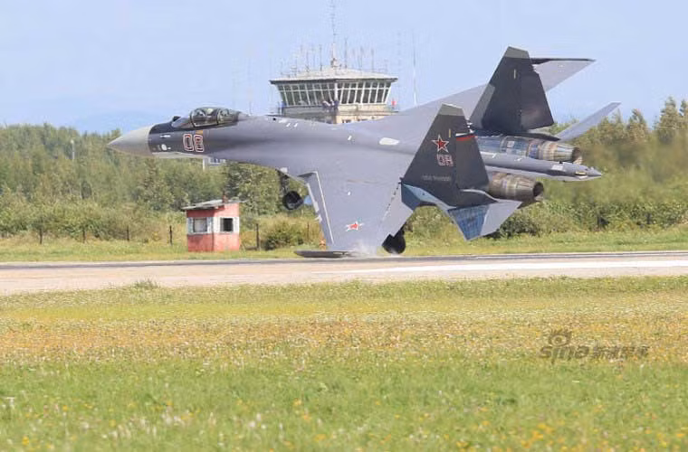 Trong bài bay biểu diễn hồi đầu tuần, khi hạ cánh chiếc Su-35S số hiệu 08 của Không quân Nga bất ngờ bị mất trọng tâm khiến đầu mút cánh trái chạm – ma sát mạnh với mặt đất làm tóe lửa. Rất may phi công đã kịp thời xử lý đưa máy bay lấy lại cân bằng và hạ cánh an toàn.