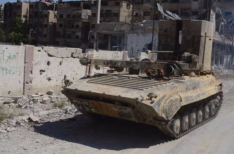 Xe cứu kéo – sửa chữa bọc thép BREM-2 của Quân đội Syria được “độ” thêm lô cốt thép gắn bệ pháo phòng không M1939 cỡ 37mm.