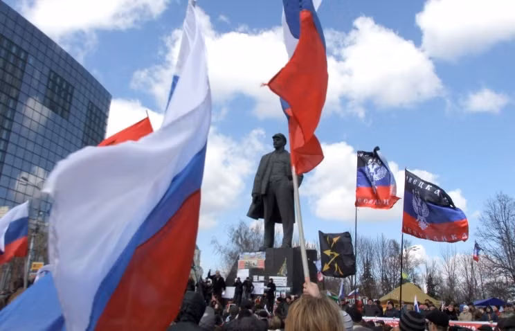 Người dân Donetsk biểu tình ở Quảng trường Lenin.