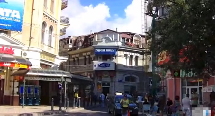 Người dân ngồi phía bên ngoài một quán cà phê để nói chuyện hay ngắm cảnh đường phố.