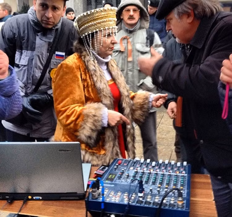 Người dân xúm quanh một "cửa hàng di động" của người phụ nữ trung niên thuộc bộ tộc Tatar.