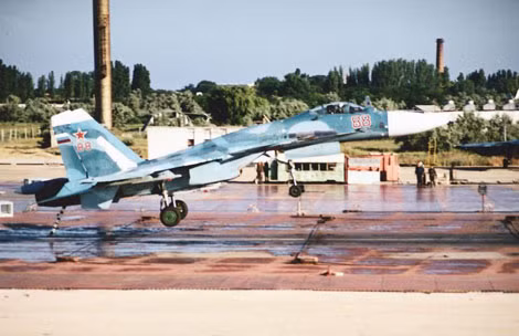 Tiêm kích hạm Su-33 hạ cánh trên boong tàu mô phỏng ở NITKA.
