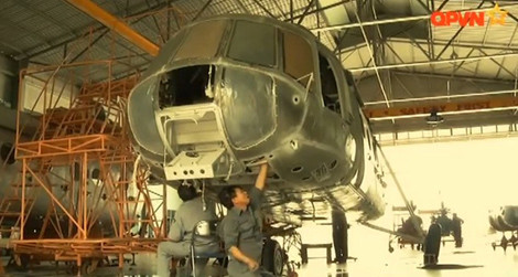 Chiếc trực thăng họ Mi của Sri Lanka đang được các công nhân lành nghề Helitechco đại tu, sửa chữa.