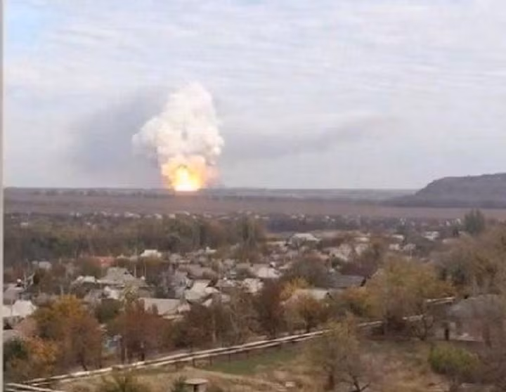 Ngọn khói đen bốc cao nghi ngút từ hiện trường vụ đánh pháo.