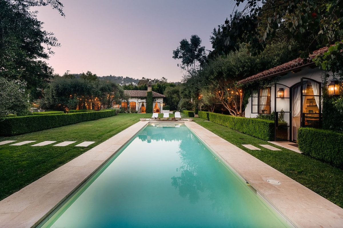 Dinh thự sở hữu 3 căn nhà riêng biệt được kết nối với nhau thông qua bể bơi và khoảng sân chung.