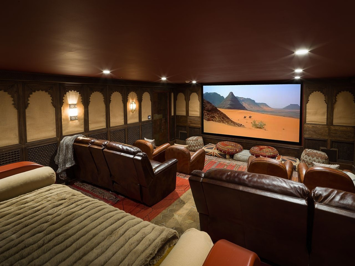 Phòng chiếu phim được thiết kế theo phong cách Moroccan nhằm tạo ra sự dung hòa giữa nhiều nền văn hóa khác nhau như châu Phi, châu Âu và Địa Trung Hải.