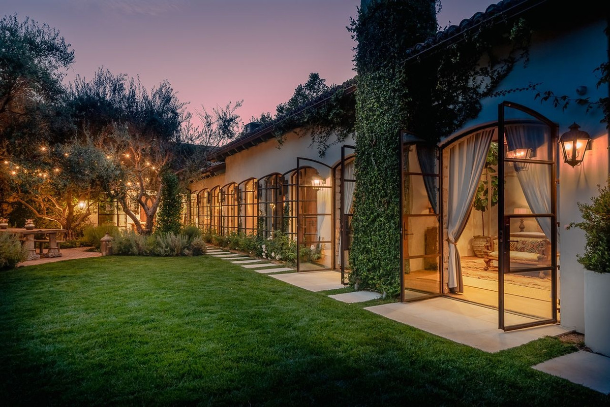 Vào tháng 8/2020, căn nhà được rao bán với giá 18,995 triệu USD. Đây là mức giá cao nhất từng được ghi nhận đối với một nơi cư trú dành cho gia đình tại phía tây Hollywood trong 5 năm qua. Hiện giá của dinh thự đã được giảm xuống còn 16,55 triệu USD.