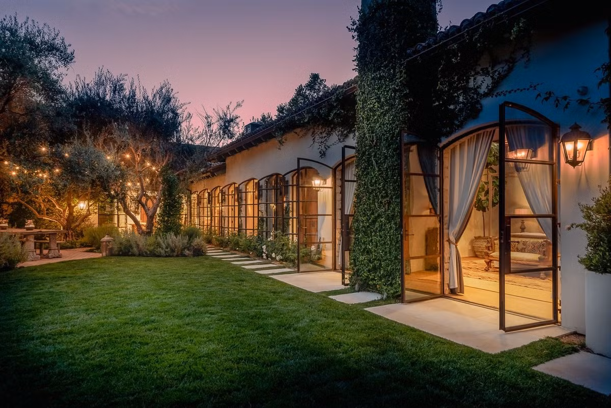 Vào tháng 8/2020, căn nhà được rao bán với giá 18,995 triệu USD. Đây là mức giá cao nhất từng được ghi nhận đối với một nơi cư trú dành cho gia đình tại phía tây Hollywood trong 5 năm qua. Hiện giá của dinh thự đã được giảm xuống còn 16,55 triệu USD.