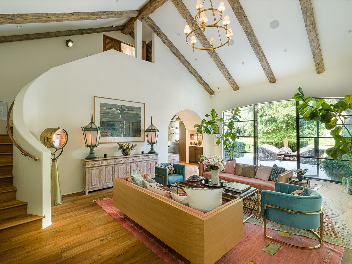 Đồ nội thất đều có sự hòa hợp với bối cảnh chung của dinh thự. Phần trần nhà được trang trí cách điệu để tạo thêm điểm nhấn cho căn phòng.