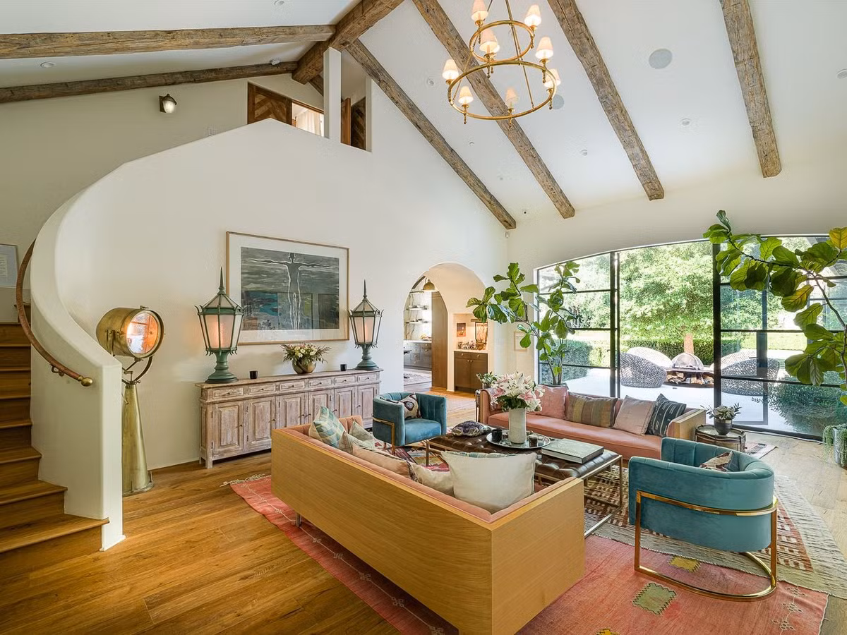 Đồ nội thất đều có sự hòa hợp với bối cảnh chung của dinh thự. Phần trần nhà được trang trí cách điệu để tạo thêm điểm nhấn cho căn phòng.