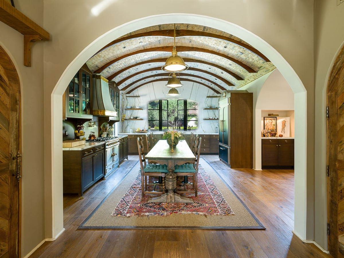 Dinh thự này sở hữu 8 phòng ngủ cùng 7 phòng tắm. Ngoài ra, nơi đây còn có nhiều tiện ích khác như phòng làm việc trong và ngoài trời, hồ bơi, phòng gym, hố lửa, bồn tắm nước nóng, đài phun nước và vọng lâu.