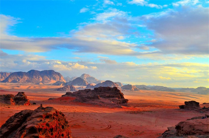 br/> 1. Wadi Rum, Jordan: Là một nơi hoang vắng, khung cảnh như ở sao Hỏa, với các thành đá sa thạch khổng lồ, thung lũng rộng mênh mông, cồn cát gợn sóng. Địa điểm này thường xuất hiện trong các bộ phim nổi tiếng như The Rise of Skywalker. 