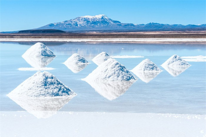 br/> 4. Muối Uyuni Flat, Bolivia: Đến được Salar de Uyuni của Bolivia, bãi muối lớn nhất Trái đất là một chặng đường không dễ dàng. Những hồ muối ở đây kéo dài tới tận chân trời, vào những thời điểm nhất định trong năm, nơi này giống như một chiếc gương khổng lồ phản chiếu bầu trời. Tất cả nhờ vào một lớp nước mỏng từ các bờ hồ tràn vào.