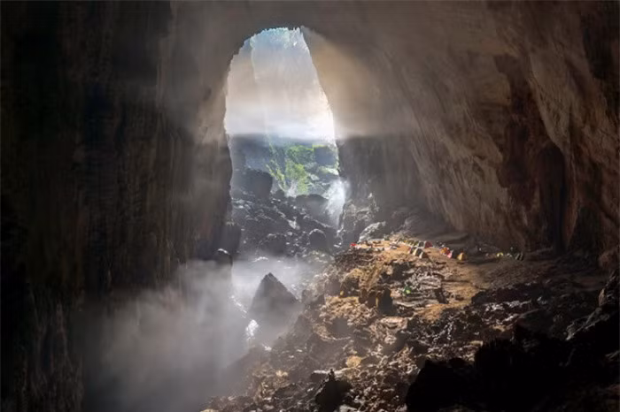 br/> 7. Hang Sơn Đoòng, Việt Nam: Ẩn sâu trong vườn quốc gia Phong Nha - Kẻ Bàng là hang Sơn Đoòng. Cảnh quan tuyệt đẹp của nơi này khiến người ta ngỡ như một thế giới bí ẩn còn sót lại. Hang động này có sông, rừng, lớn tới mức một chiếc máy bay Boeing 747 lọt vào. Oxalis Adventure Tours cung cấp một chuyến thám hiểm kéo dài 4 ngày, mọi người có thể đi bộ thám hiểm và cắm trại lại. Tuy nhiên, các tour luôn cháy vé và bạn cần đặt trước cả năm.