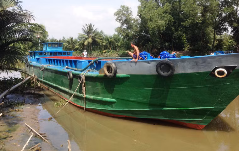 Theo đại diện chủ xà lan kể lại thì chiều 6/11, xà lan chở 180 khối cát từ Vũng Tàu về bãi cát ở gần cầu Bình Phú, phường Tam Phú, quận Thủ Đức. "Khi đang chạy trên sông Sài Gòn chỉ cách cống ngăn triều rạch Gò Dưa chưa đến 10m, chúng tôi mới nhận được tín hiệu báo nguy từ nhân viên vận hành cống ngăn triều", đại diện chủ xà lan kể lại trong bức xúc.