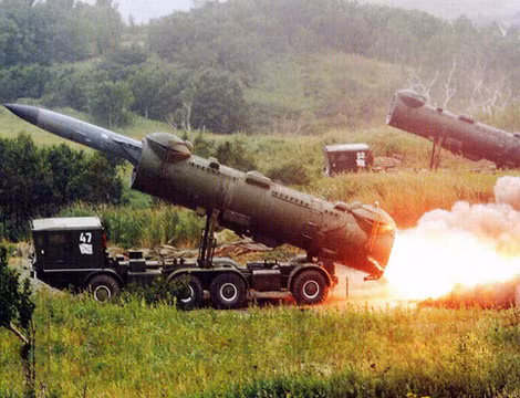 Tổ hợp 4K44B Redut trang bị đạn tên lửa hành trình chống tàu tầm xa P-35. Đạn tên lửa có tầm bắn tới 500km, lắp đầu đạn thuốc nổ mạnh nặng 800-1.000km. Với sức công phá này, P-35 có khả năng đánh chìm tàu chiến cỡ lớn, kể cả tàu sân bay. Trong ảnh là tổ hợp 4K44B Redut đang khai hỏa tấn công mục tiêu (ảnh minh họa nước ngoài).