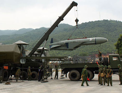 Tên lửa hành trình chống tàu P-15M lắp đầu đạn thuốc nổ nặng 513kg, tầm bắn tối đa 80km. Trong ảnh là các kỹ thuật viên hải quân Việt Nam đang nạp đạn P-15M lên xe mang phóng 3P51.