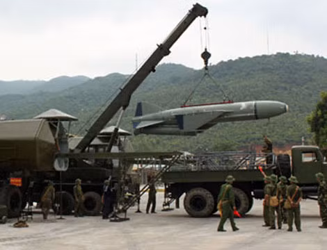 Tên lửa hành trình chống tàu P-15M lắp đầu đạn thuốc nổ nặng 513kg, tầm bắn tối đa 80km. Trong ảnh là các kỹ thuật viên hải quân Việt Nam đang nạp đạn P-15M lên xe mang phóng 3P51.