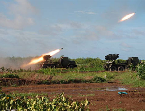 Pháo phản lực phóng loạt BM-14 (Trung đoàn pháo binh 6) tấn công mục tiêu trên biển trong cuộc diễn tập tháng 8/2012. Ảnh: QĐND