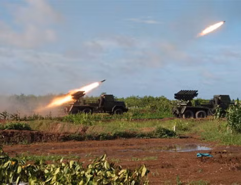 Pháo phản lực phóng loạt BM-14 (Trung đoàn pháo binh 6) tấn công mục tiêu trên biển trong cuộc diễn tập tháng 8/2012. Ảnh: QĐND