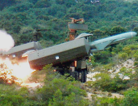 Đảm nhiệm các mục tiêu ở tầm xa là các tổ hợp tên lửa bờ biển. Hiện nay, bộ đội hải quân Việt Nam được trang bị các tổ hợp tên lửa phòng thủ bờ biển 4K51 Rubezh. Trong ảnh là tổ hợp 4K51 Rubezh phóng tên lửa hành trình chống tàu P-15M trong một cuộc diễn tập bắn đạn thật. Ảnh: QĐND