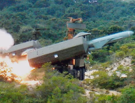 Đảm nhiệm các mục tiêu ở tầm xa là các tổ hợp tên lửa bờ biển. Hiện nay, bộ đội hải quân Việt Nam được trang bị các tổ hợp tên lửa phòng thủ bờ biển 4K51 Rubezh. Trong ảnh là tổ hợp 4K51 Rubezh phóng tên lửa hành trình chống tàu P-15M trong một cuộc diễn tập bắn đạn thật. Ảnh: QĐND