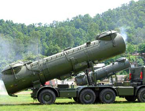 Đạt tầm bắn xa nhất trong vũ khí phòng thủ bờ biển Việt Nam là tổ hợp tên lửa 4K44B Redut. Trong ảnh là các xe mang phóng tự hành của tổ hợp 4K44B Việt Nam.