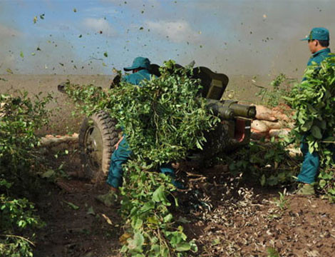 Khẩu đội pháo 85mm (Trung đoàn pháo binh 6) khai hỏa tấn công mục tiêu trong cuộc diễn tập đánh địch đột nhập đường biển đổ bộ vào đất liền của Quân khu 9 tháng 8/2012. Ảnh: QĐND
