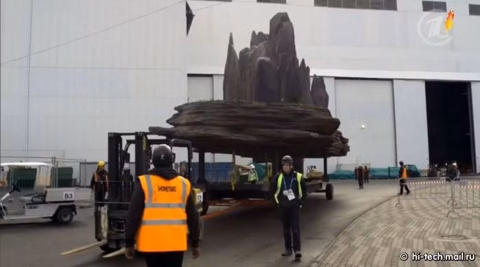 Để làm ra những ốc đảo đó, nhân viên kỹ thuật đã sử dụng những khung kim loại phủ bên ngoài bằng lớp nhựa xốp.