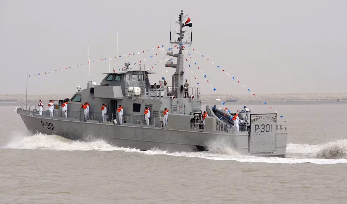 4. Tàu tuần tra P301: Vào năm ngoái, Hải qua Iraq đã nhận 12 tàu tuần tra loại P301. Được sản xuất bởi hãng Swiftships, chiếc tàu dài 35m này chịu trách nhiệm tăng cường an ninh trong vùng lãnh hải và bảo vệ các giàn khoan dầu ngoài khơi của Iraq.